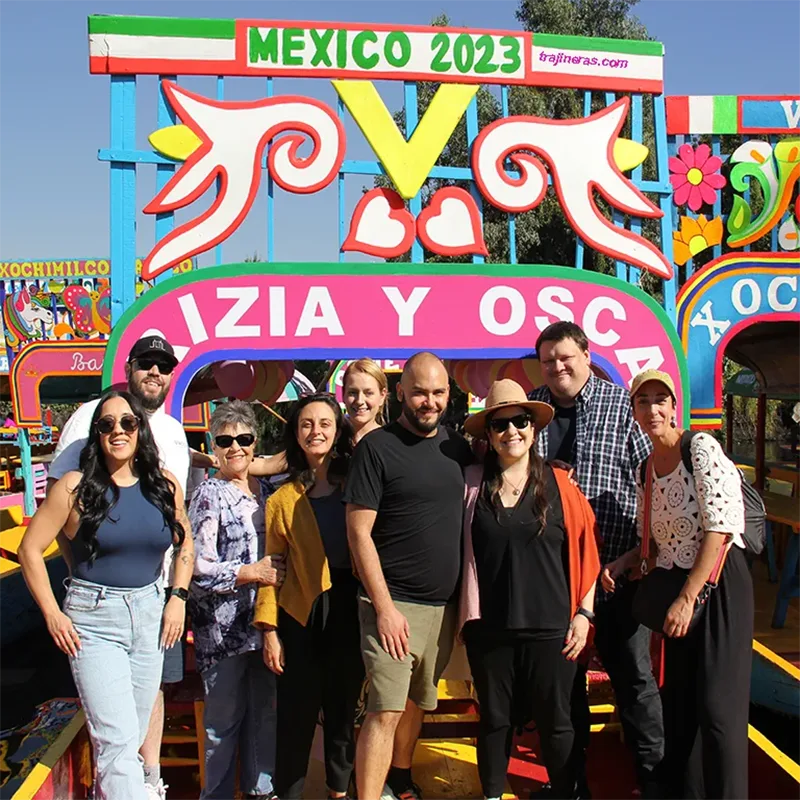 Experiencia con amigos en trajinera en Xochimilco, naturaleza y diversión