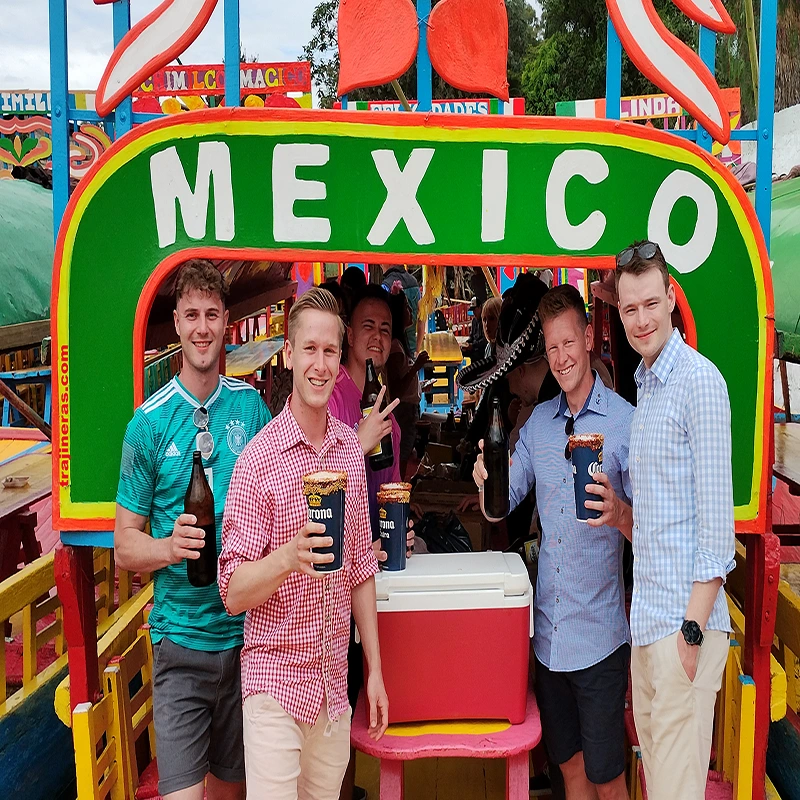 Turista disfrutando experiencia en trajinera en Xochimilco