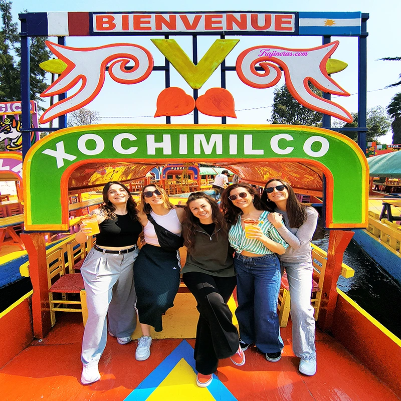 Paseo en trajinera en Xochimilco con colores y folklore mexicano